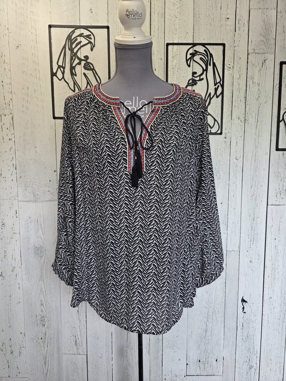 DR2 Black & White Chevron Print Boho Peasant Blouse Size Large Tassel Tie Office